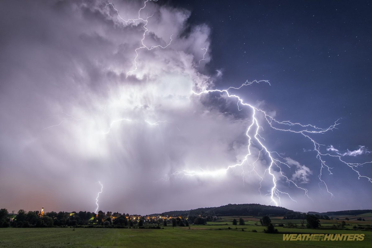 Bildschirmfoto des WEATHERHUNTERS-Bildarchivs: Wetterfotos auf der Karte — Gewitter- und Naturfotos von Stormchasern