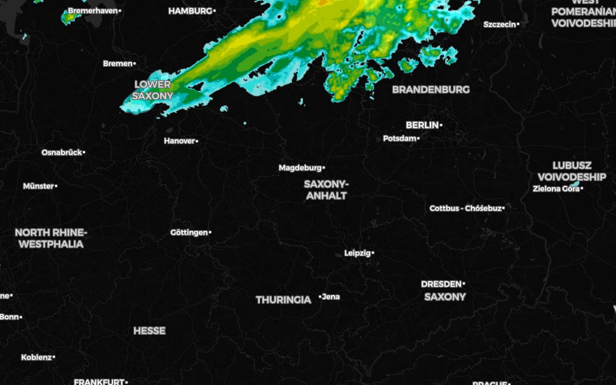 Bildschirmfoto vom Wetterradar live: Regenradar mit Gewitterzellen, Zugbahnen und Blitzen über Deutschland