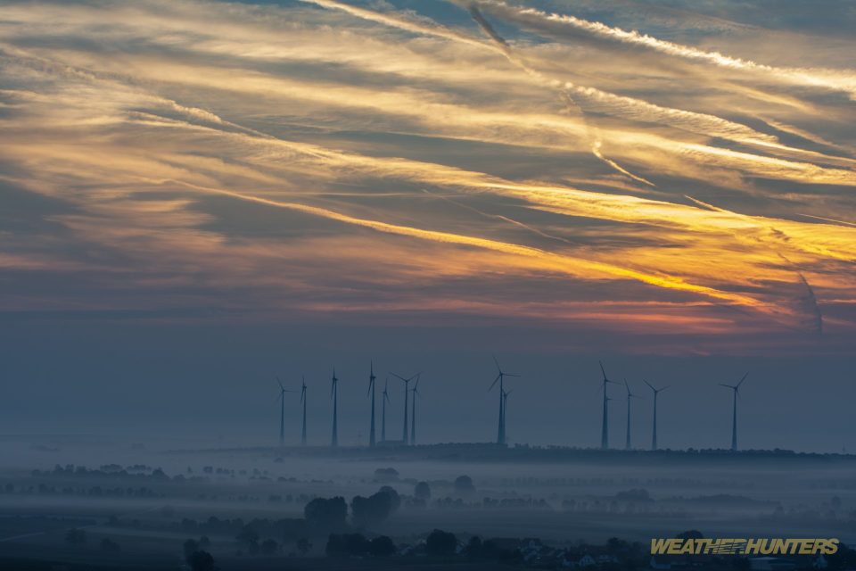 Kondensstreifen im Morgenrot