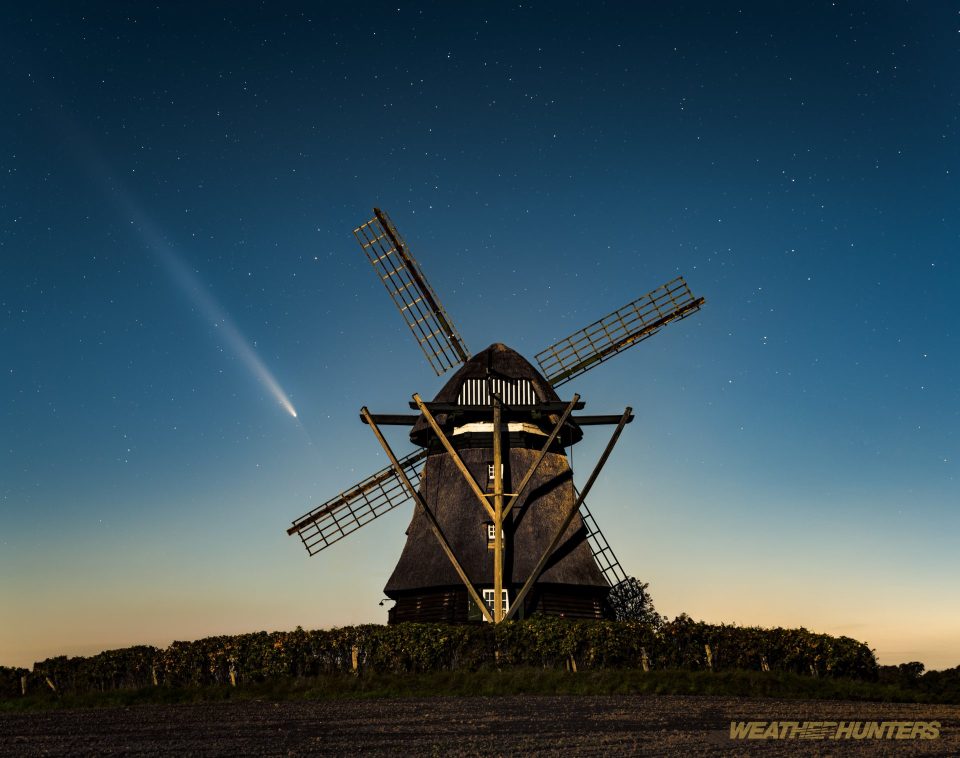 C/2023 A3 (Tsuchinshan–ATLAS) über der Farver Mühle