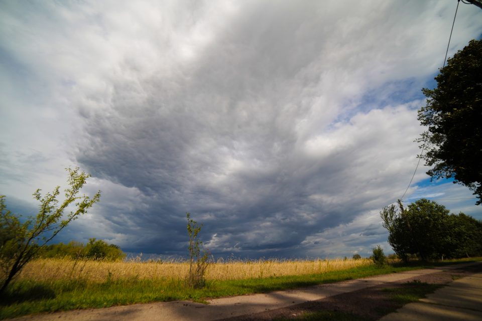 Regenwolken über Strohdehne