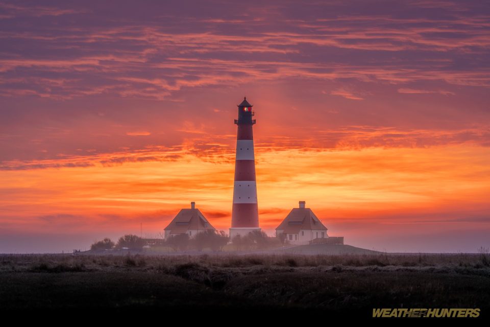 Himmelsröte über dem Westerhever Leuchtturm