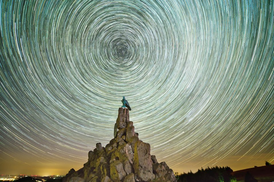 Startrails über Fliegerdenkmal