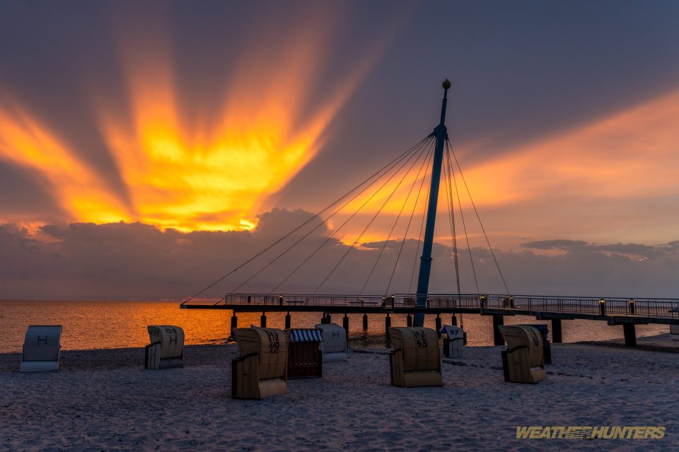 Crepuscular Rays über der Ostsee Flunder in Hohwacht