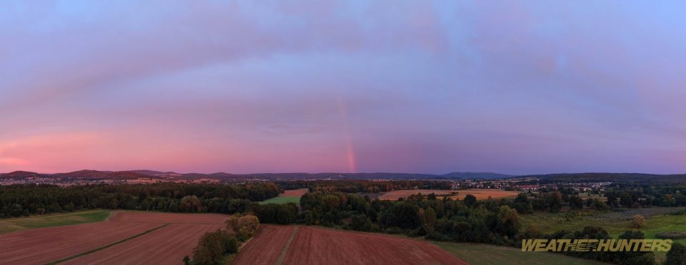 Abendhimmel mit Abendrot und Regenbogen