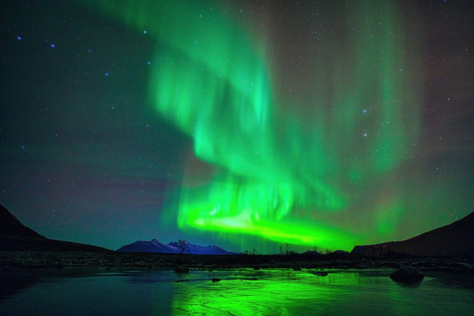Polarlicht über gefrorenem See