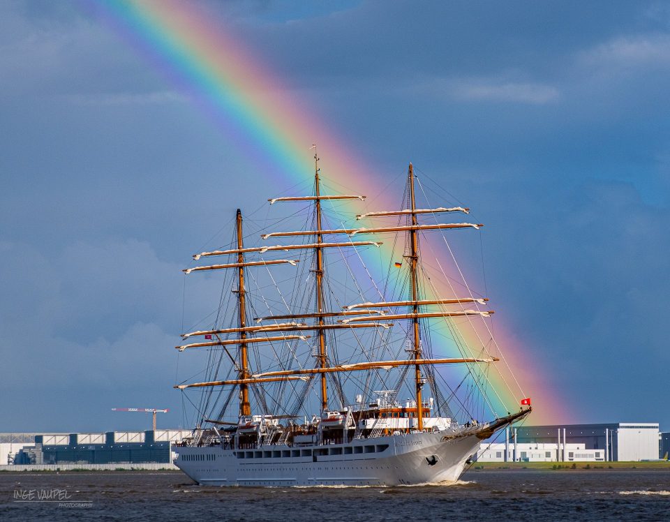 Die ‚Sea Cloud Spirit‘ verlässt den Hamburger Hafen