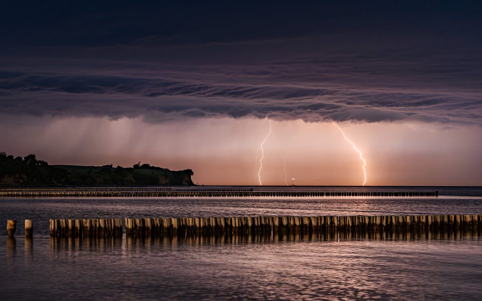 Blitze über der Ostsee in Redewisch