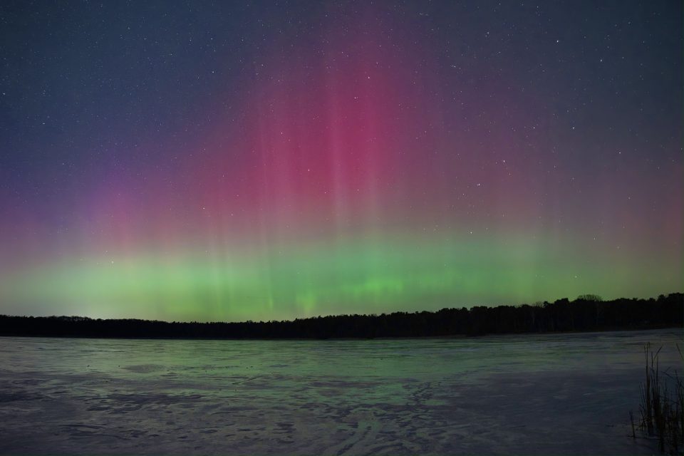 Polarlicht über dem gefrorenen Gorinsee