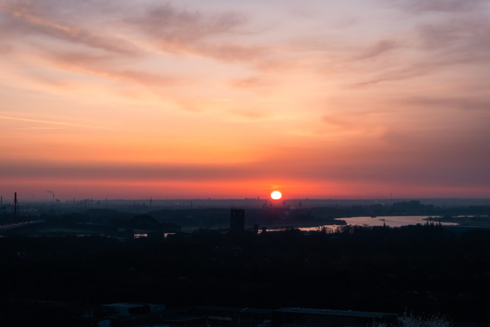 Saharastaub und Sonnenaufgang über dem Ruhrgebiet