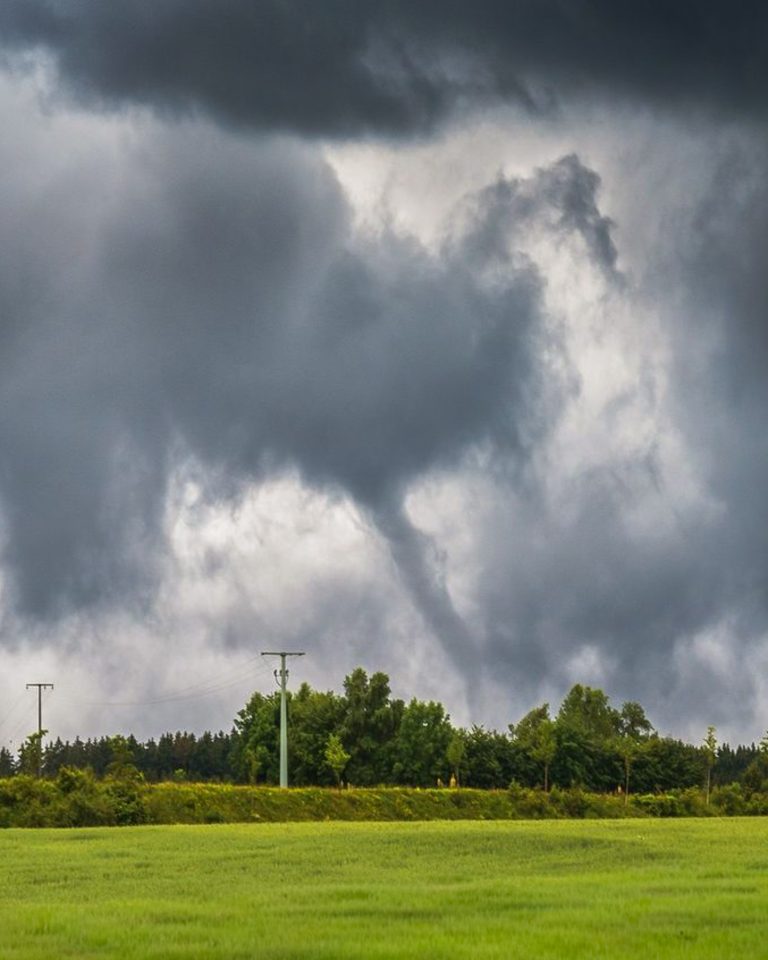 Plausibler Tornado bei Neuhausen ob Eck, 15. Juli 2021