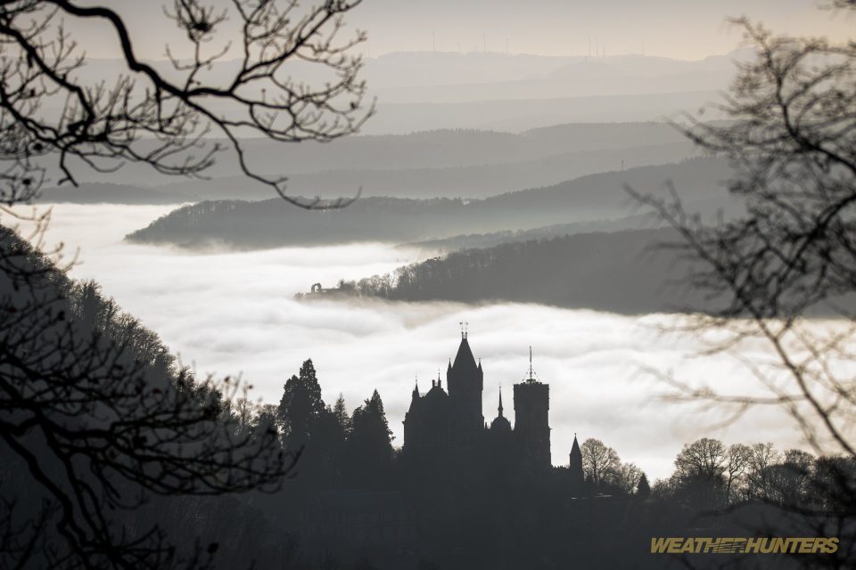 Schloss Drachenburg und Rolandsbogen über dem Nebelmeer