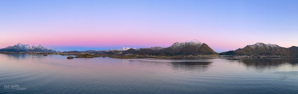 Purpurlicht über den Lofoten