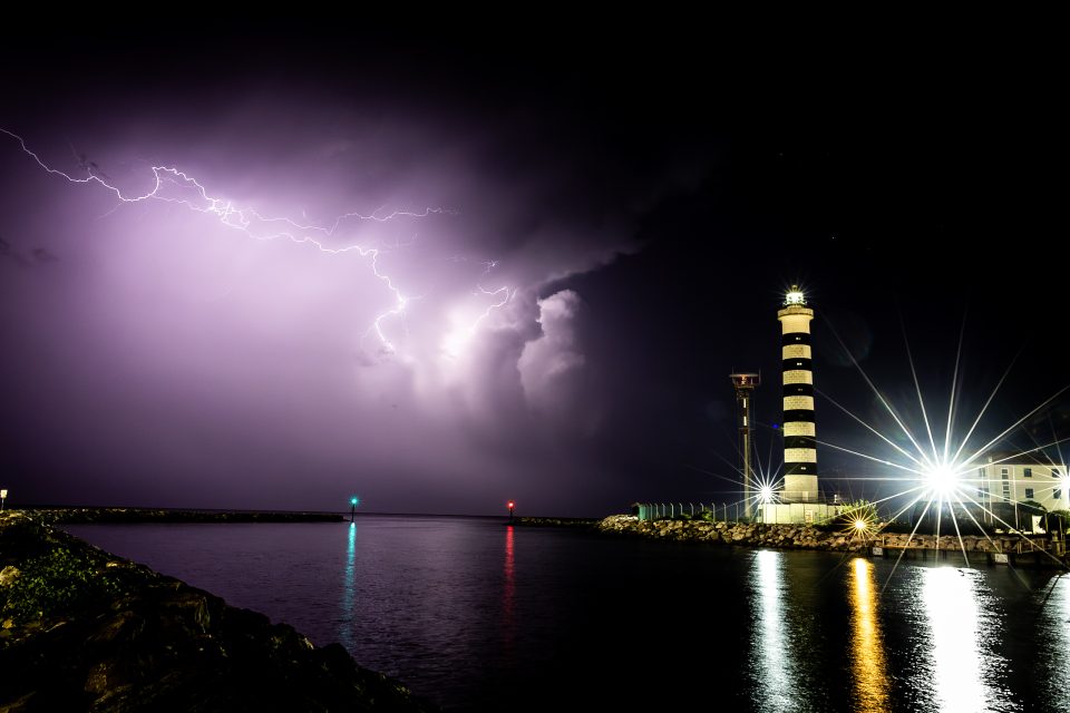Gewitter über der Adria mit dem Faro di Cavallino