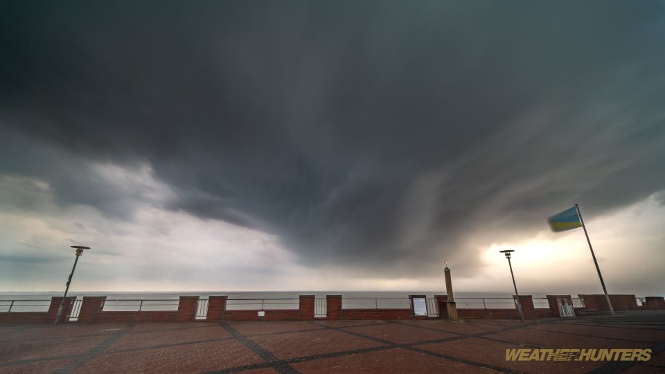 Gewitterzelle über der Nordsee bei Eckwarderhörne