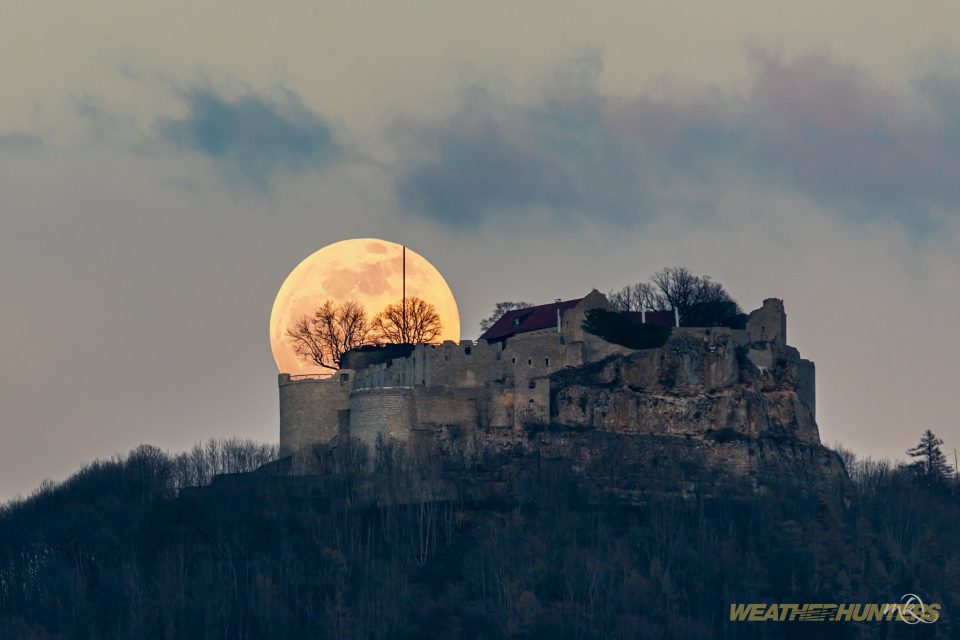 Mondaufgang am Hohenneuffen