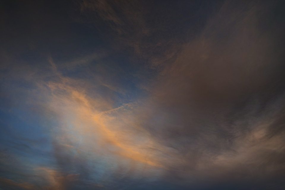 Altocumulus und Cirrostratus/Cirrus.