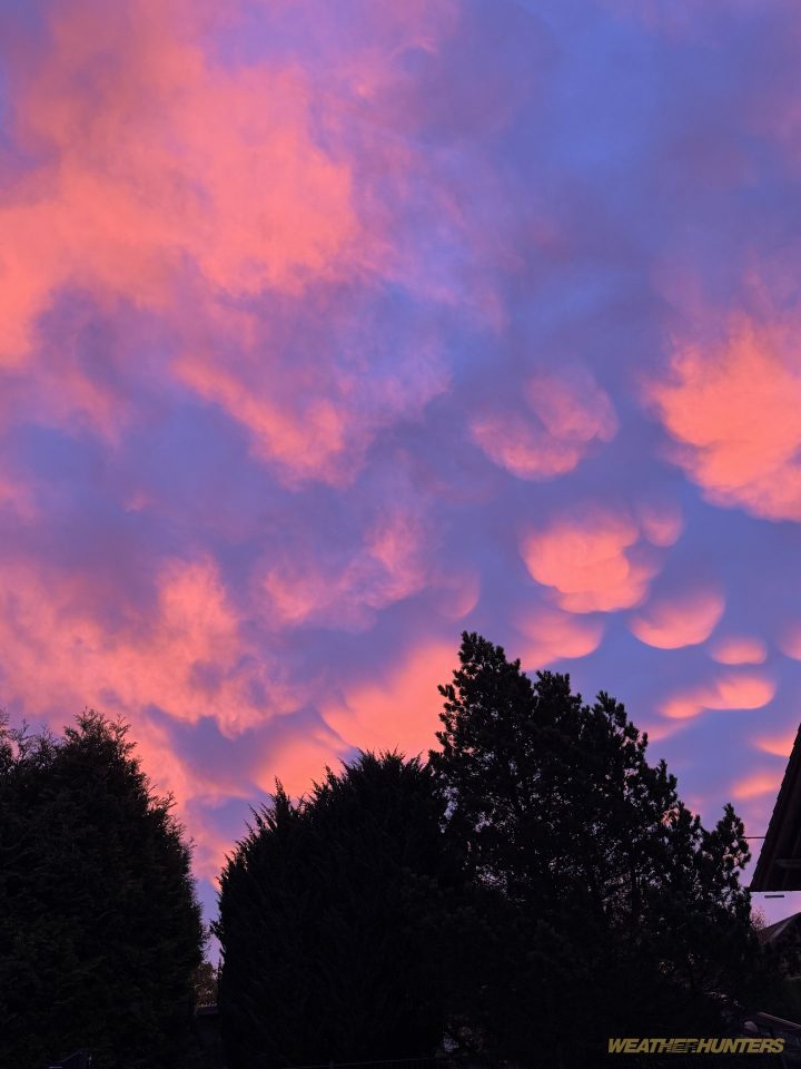 Lila Wolken im Sonnenaufgang
