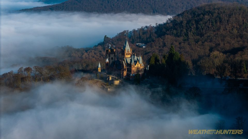 Schloss aus dem Nebel