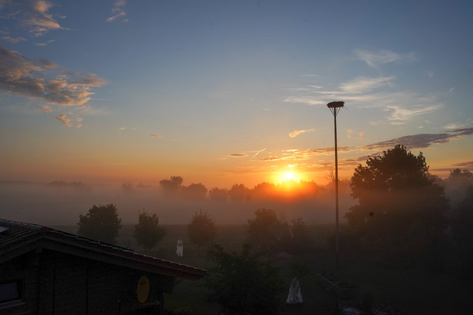 Jederitz zum Sonnenaufgang mit morgendlichen Nebel
