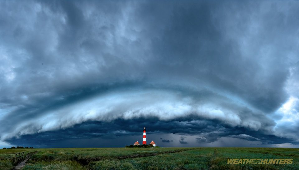 Shelfcloud über dem Westerhever Leuchtturm