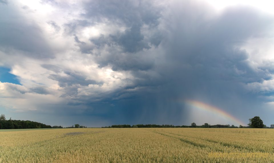 Regenbogen in Gewitterwolke