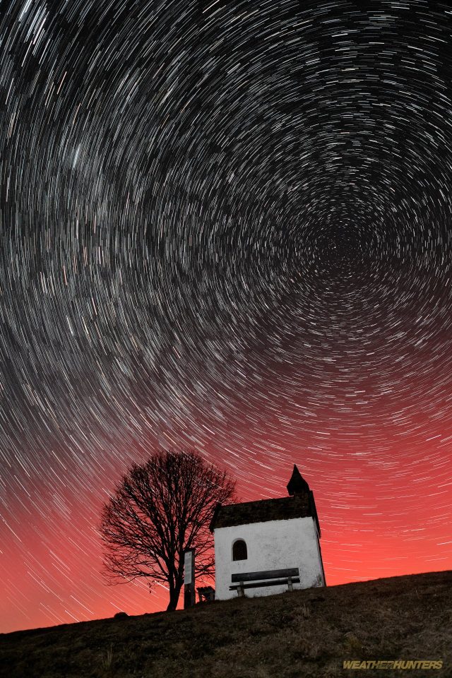Polarlicht an der Mesnerhauskapelle mit Startrails