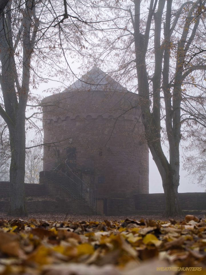 Rundturm Burg Kerpen im Nebel