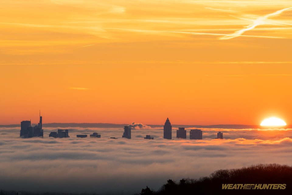 Skyline von Frankfurt im Nebel