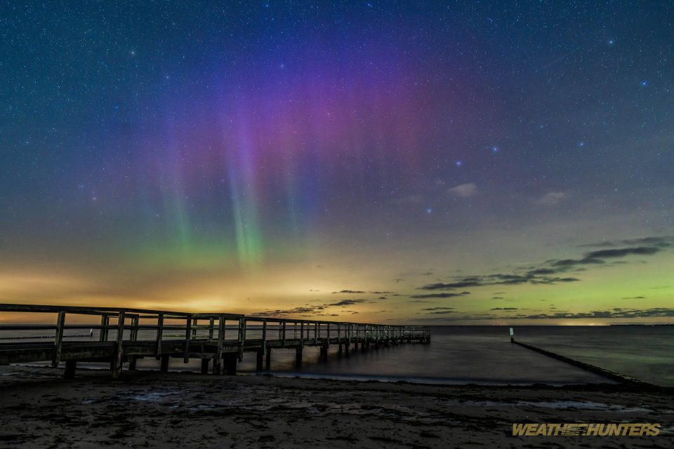 Blaues Polarlicht über der Ostsee