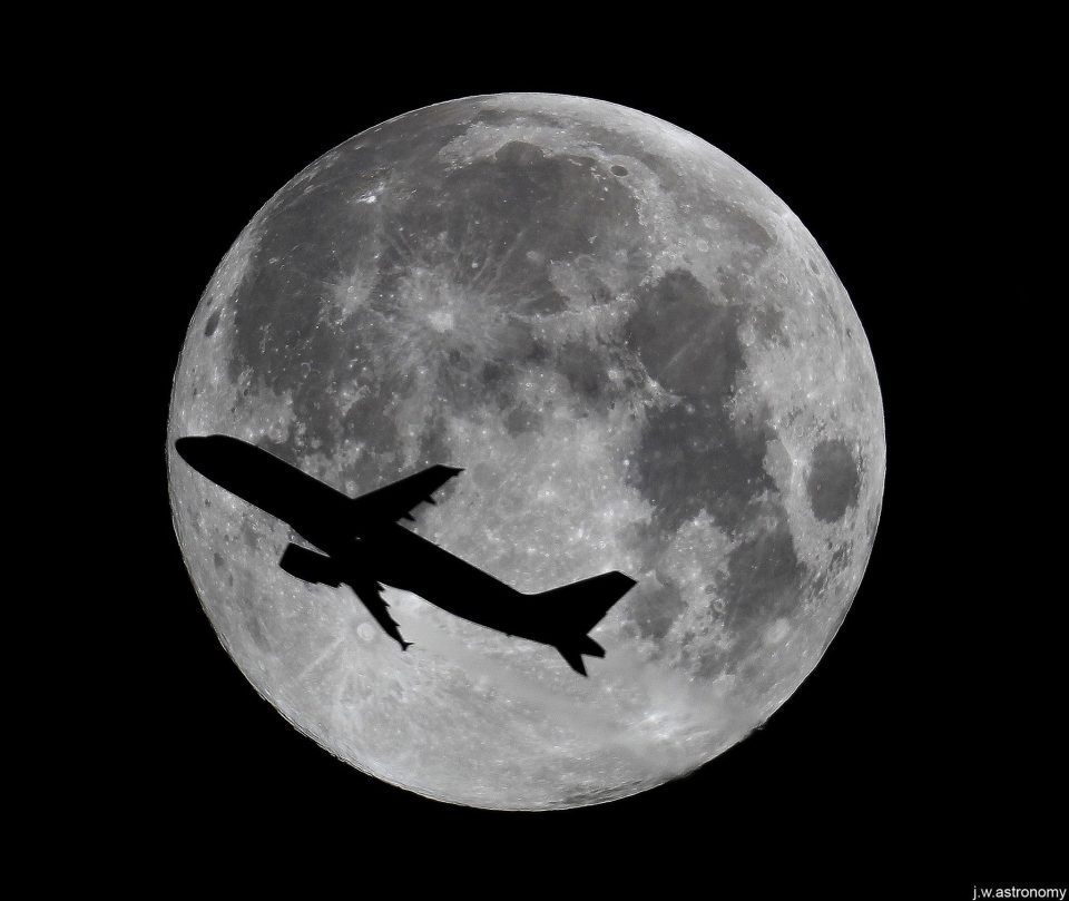 Flugzeug vor dem Mond