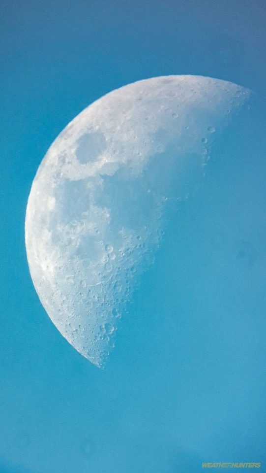 Mondaufnahme mit Handy durch Maksutov Teleskop
