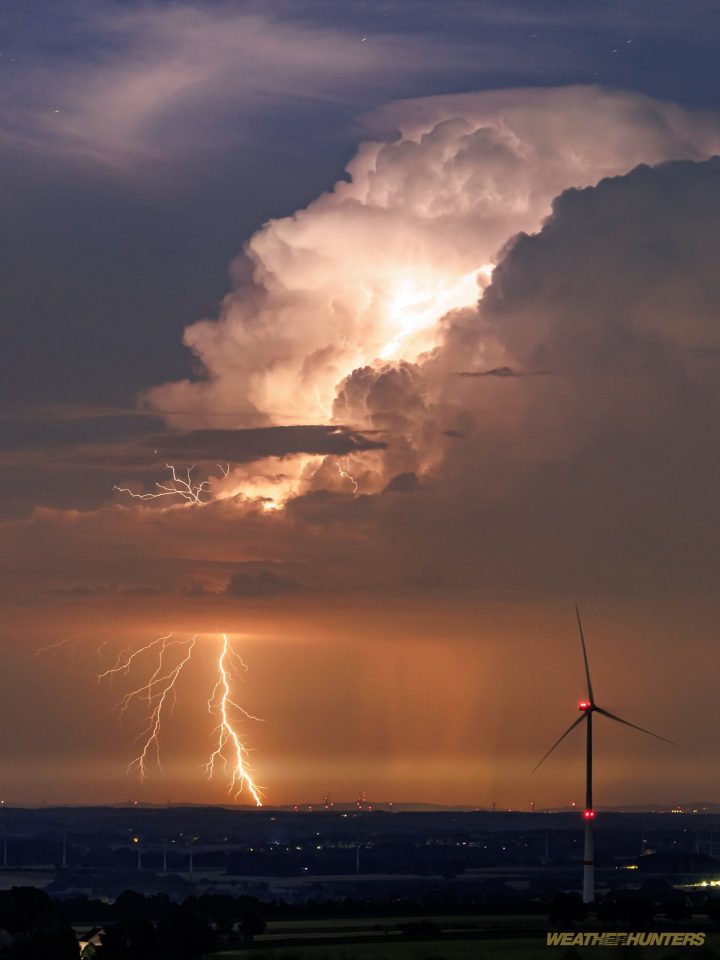Gewitter zu blauen Stunde