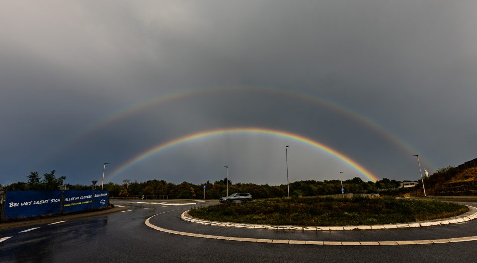 Doppelter Regenbogen mit deutlichem Nebenbogen