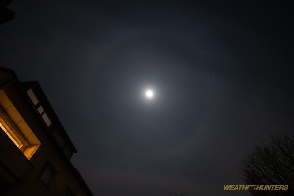 Mond mit Halo