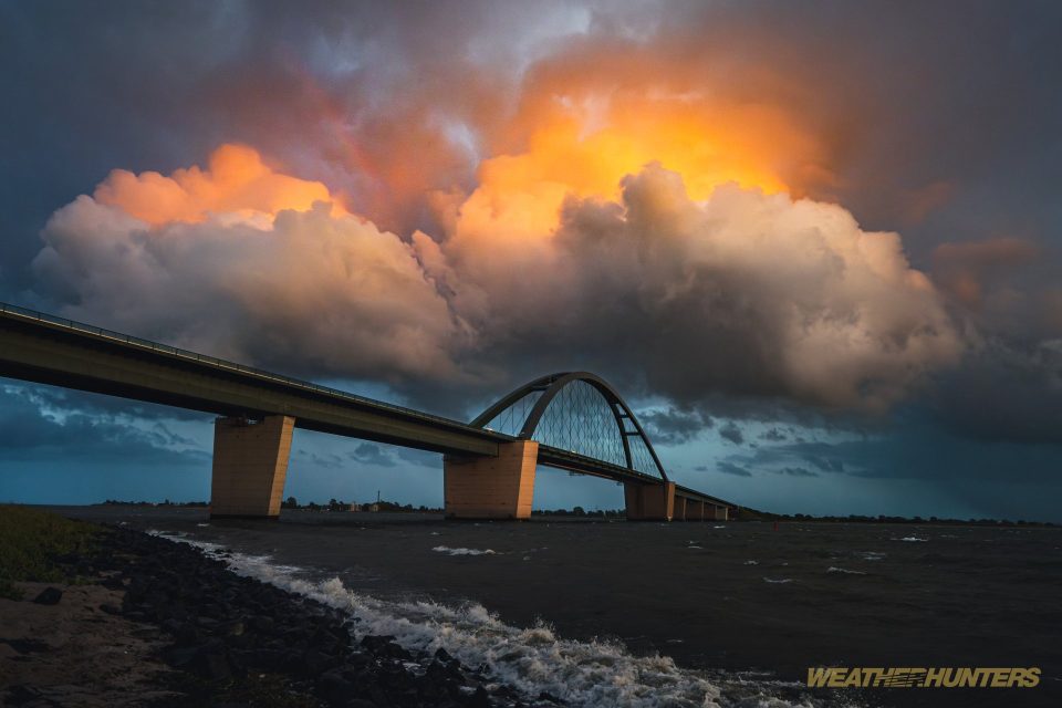 Fehmarnsundbrücke kurz vor Sonnenuntergang