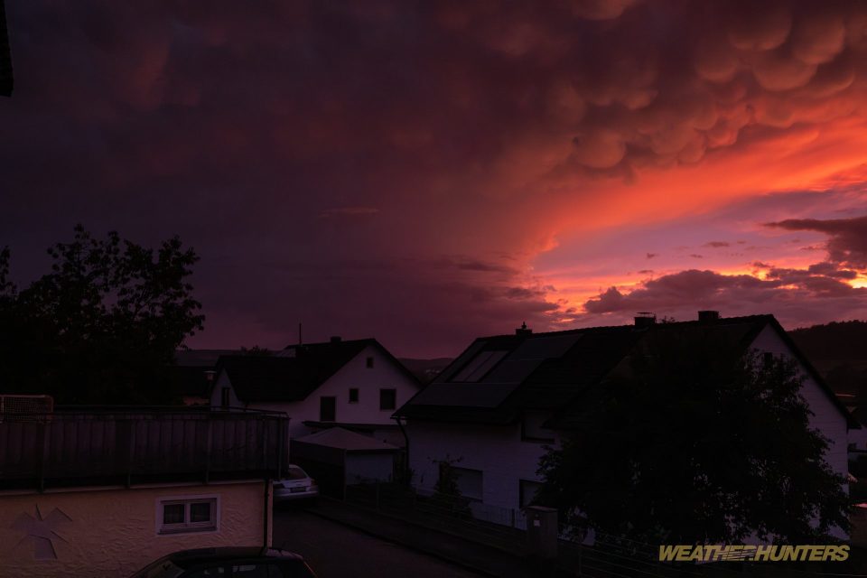 Mammatus Wolken im Sonnenuntergang über dem Jura