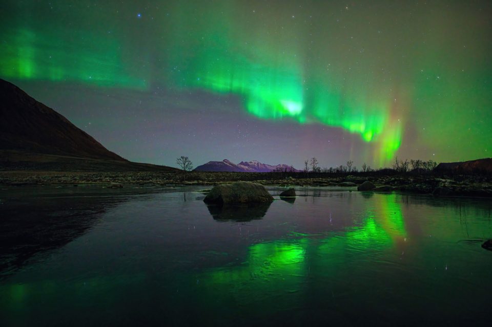 Polarlicht über gefrorenem See
