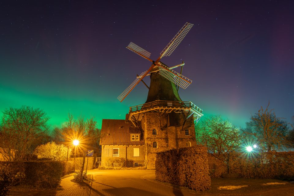 Aurora Borealis über der Windmühle Aurora im Alten Land