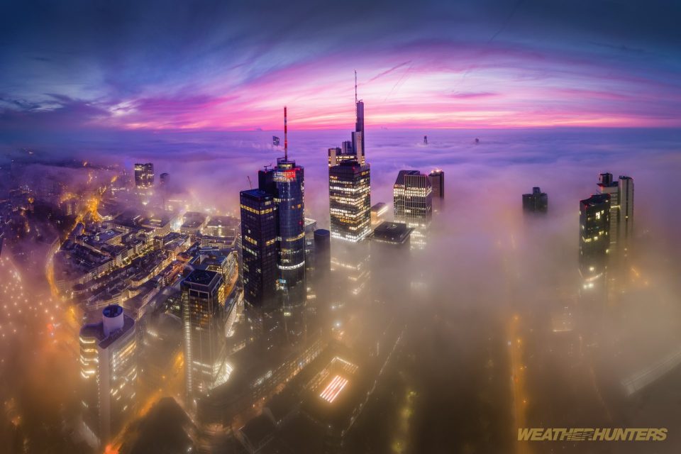 Frankfurter Skyline über dem Nebel