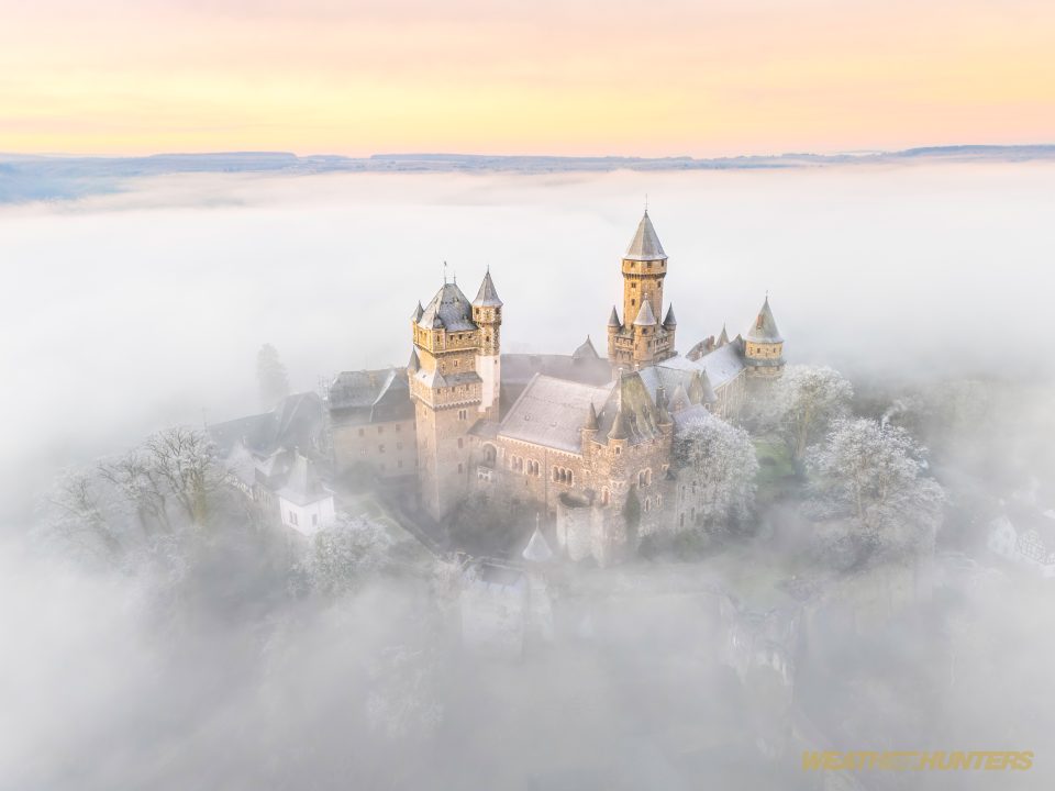 Schloss Braunfels über dem Nebel