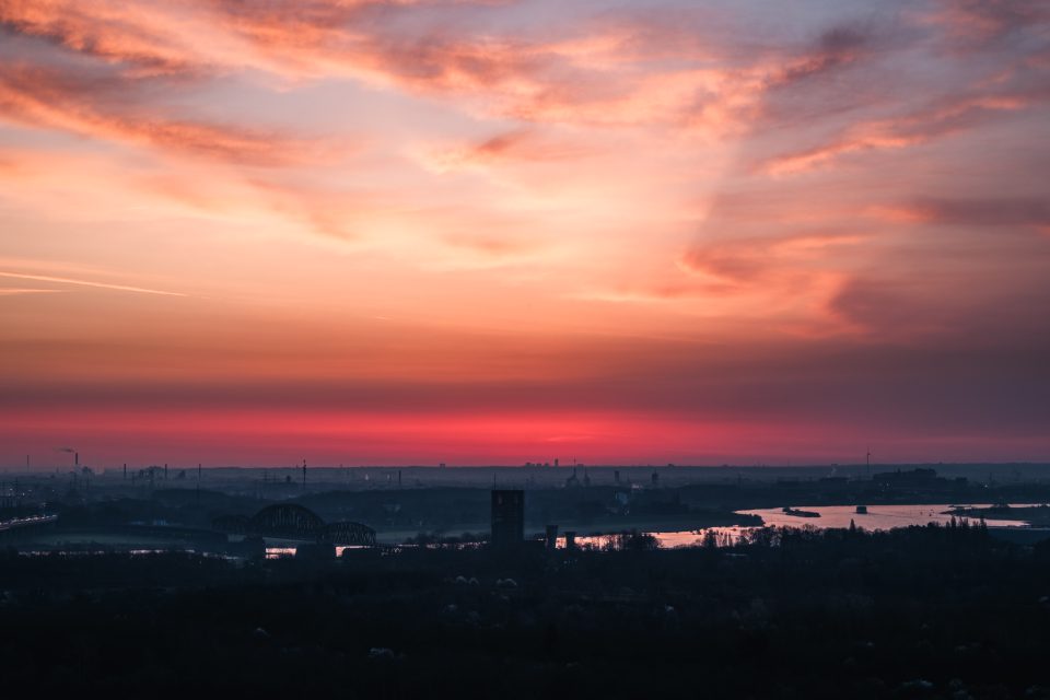 Saharastaub und Sonnenaufgang über dem Ruhrgebiet