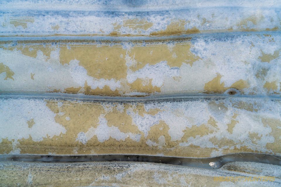 Eisrisse in einer Pfütze