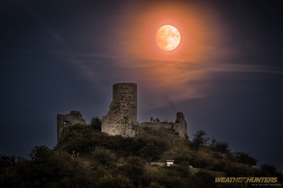 Moonlights over the Castle