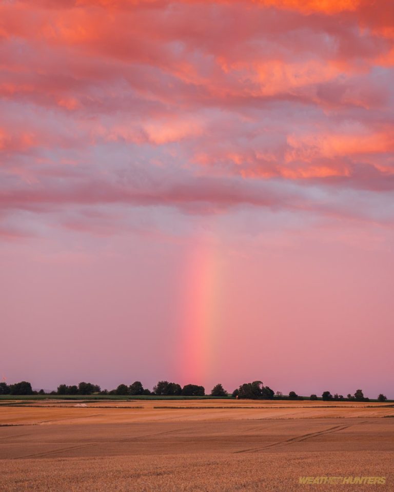 Rosa Himmel trifft auf Regenbogen