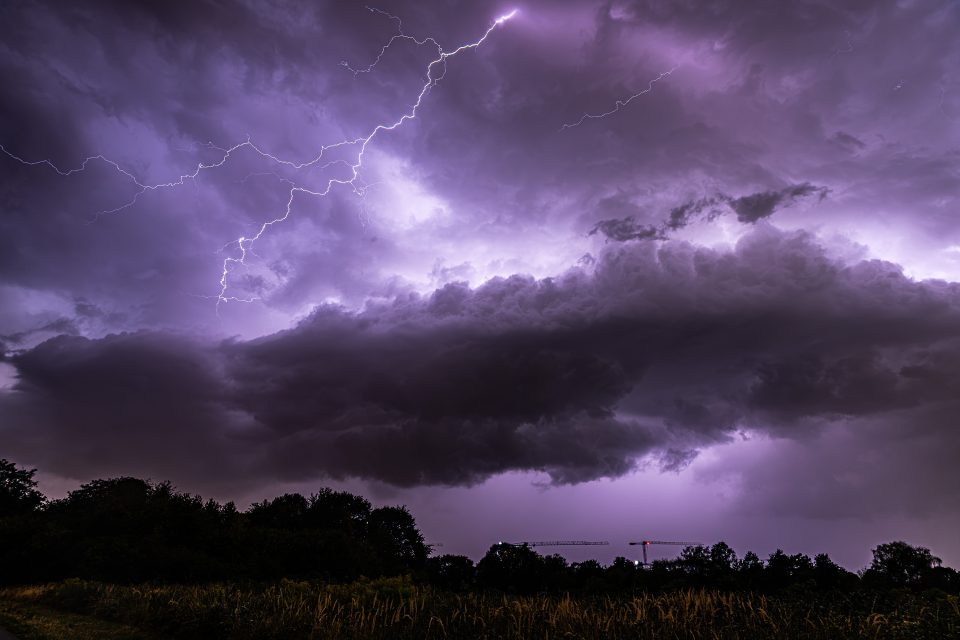 Nachtgewitter mit rotierendem Aufwindbereich und Sturmböen