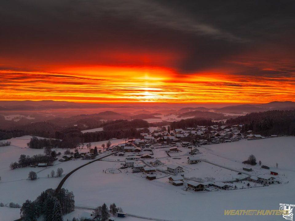 Lichtsäule über dem verschneiten Untermitterdorf
