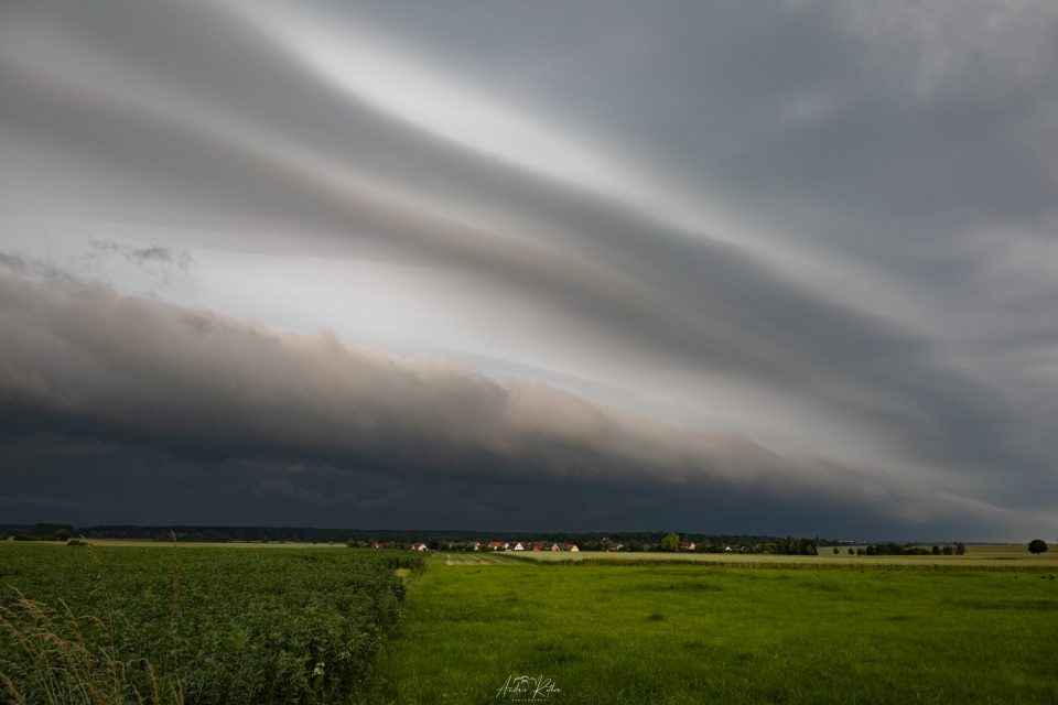 Morgendliche Shelfcloud 21.06.26 bei Sickte / Niedersachsen