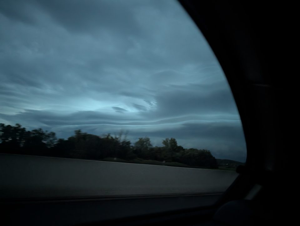 Shelfcloud während Dämmerung