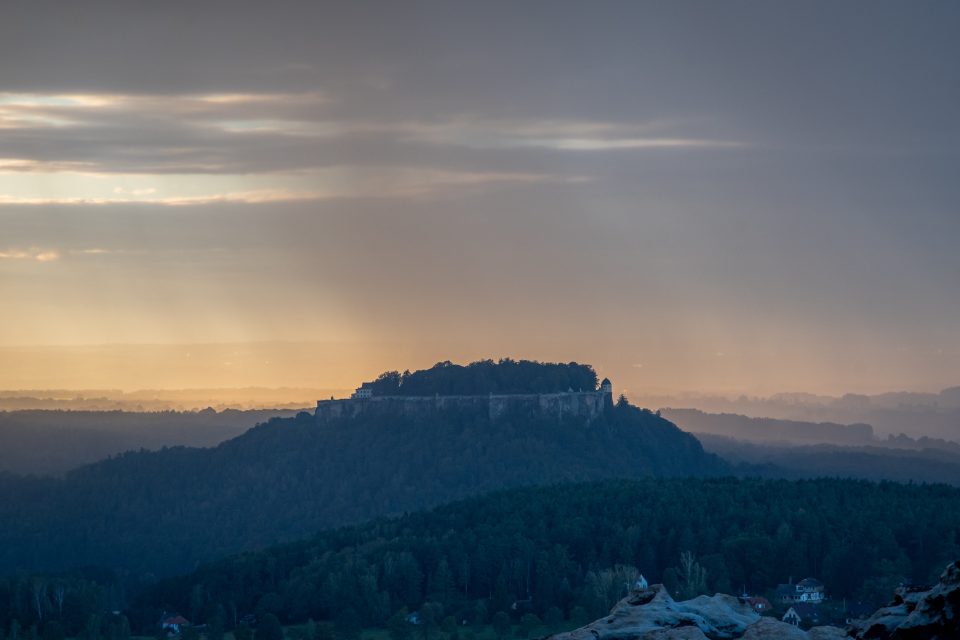 Regenschauer über der Festung Königstein
